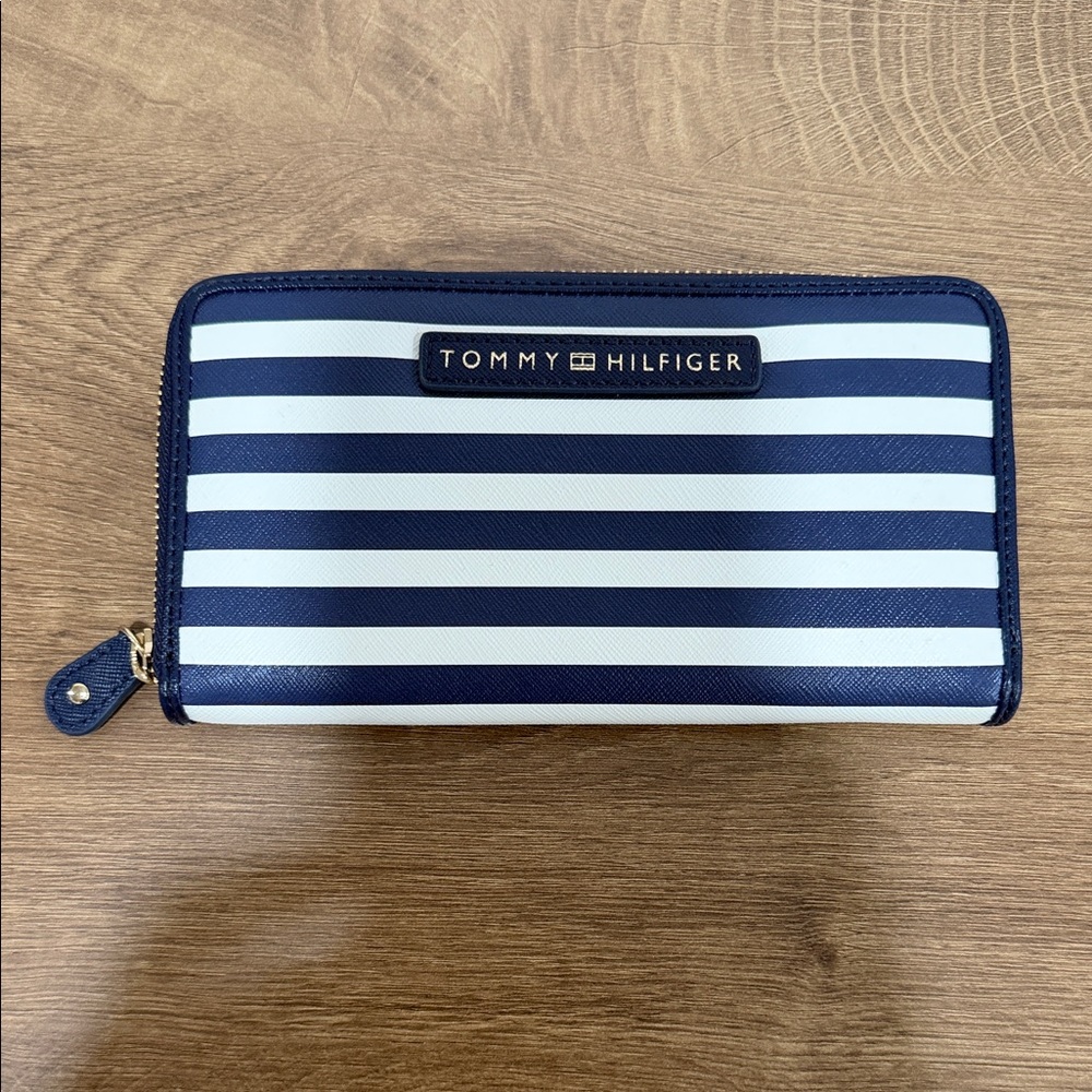 Tommy Hilfiger Navy and White Striped Zip Wallet